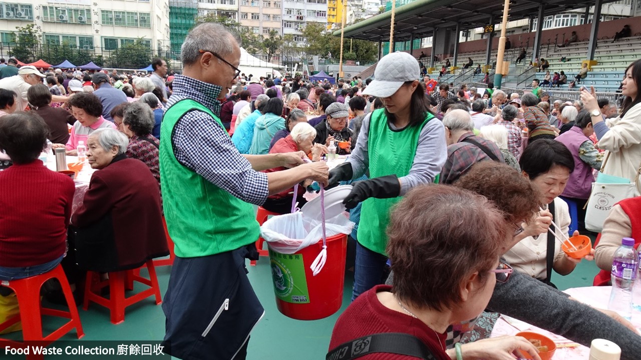 環保大使在盆菜宴席期間協助收集廚餘