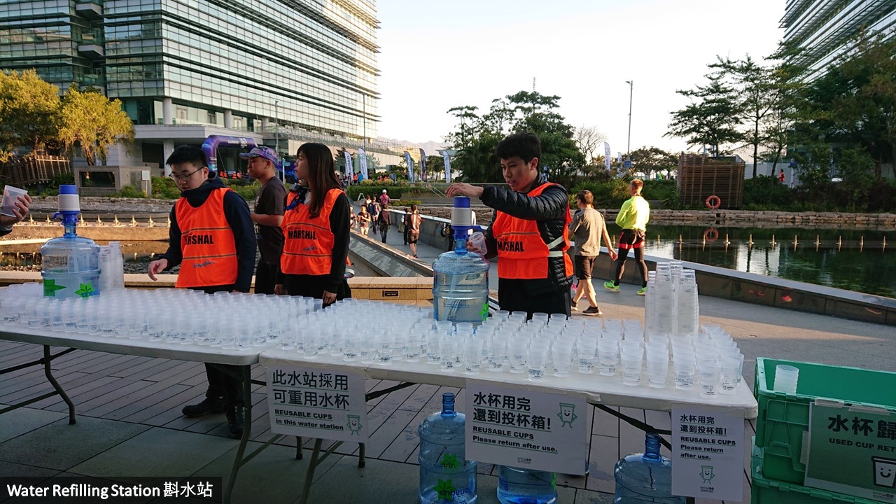 設置於跑步活動的水站，並提供可重用杯給參加者使用