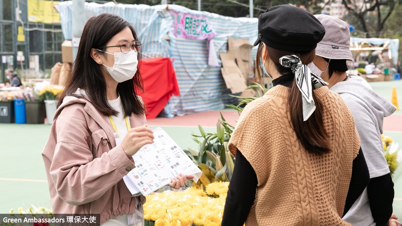 環保大使向綠色年宵攤檔負責人推廣環保信息