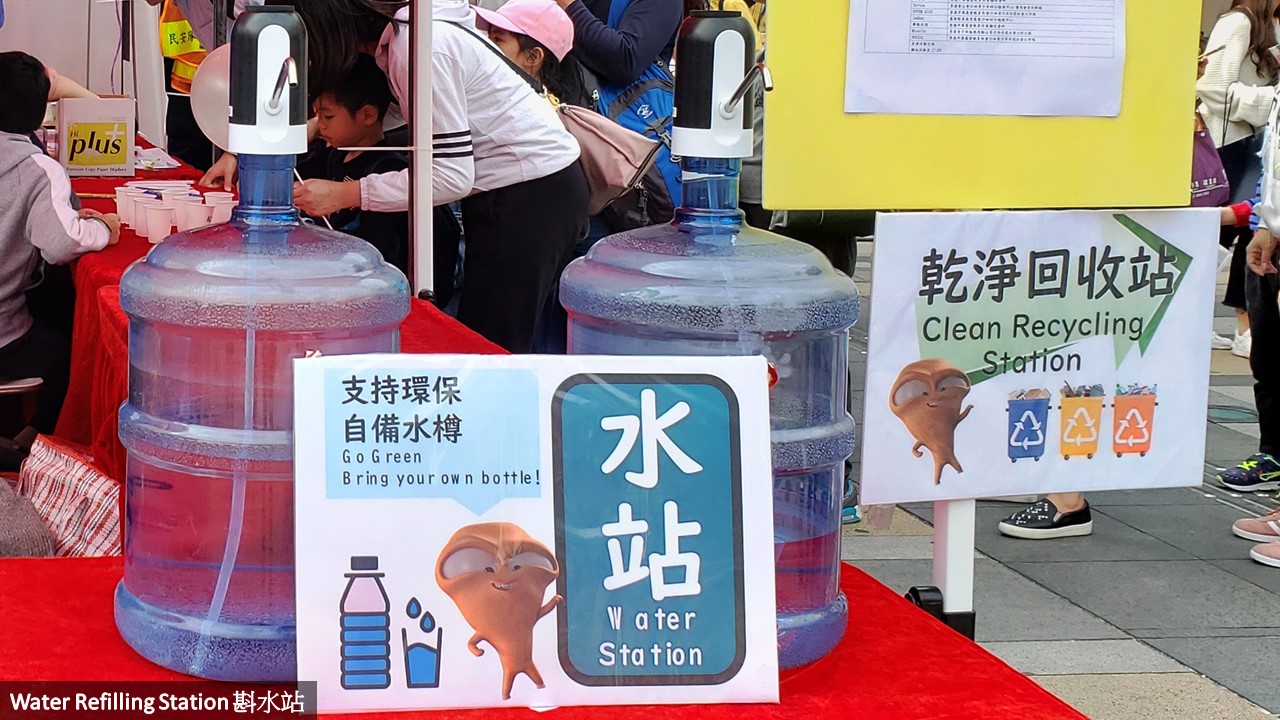 放置兩瓶桶裝水的斟水站