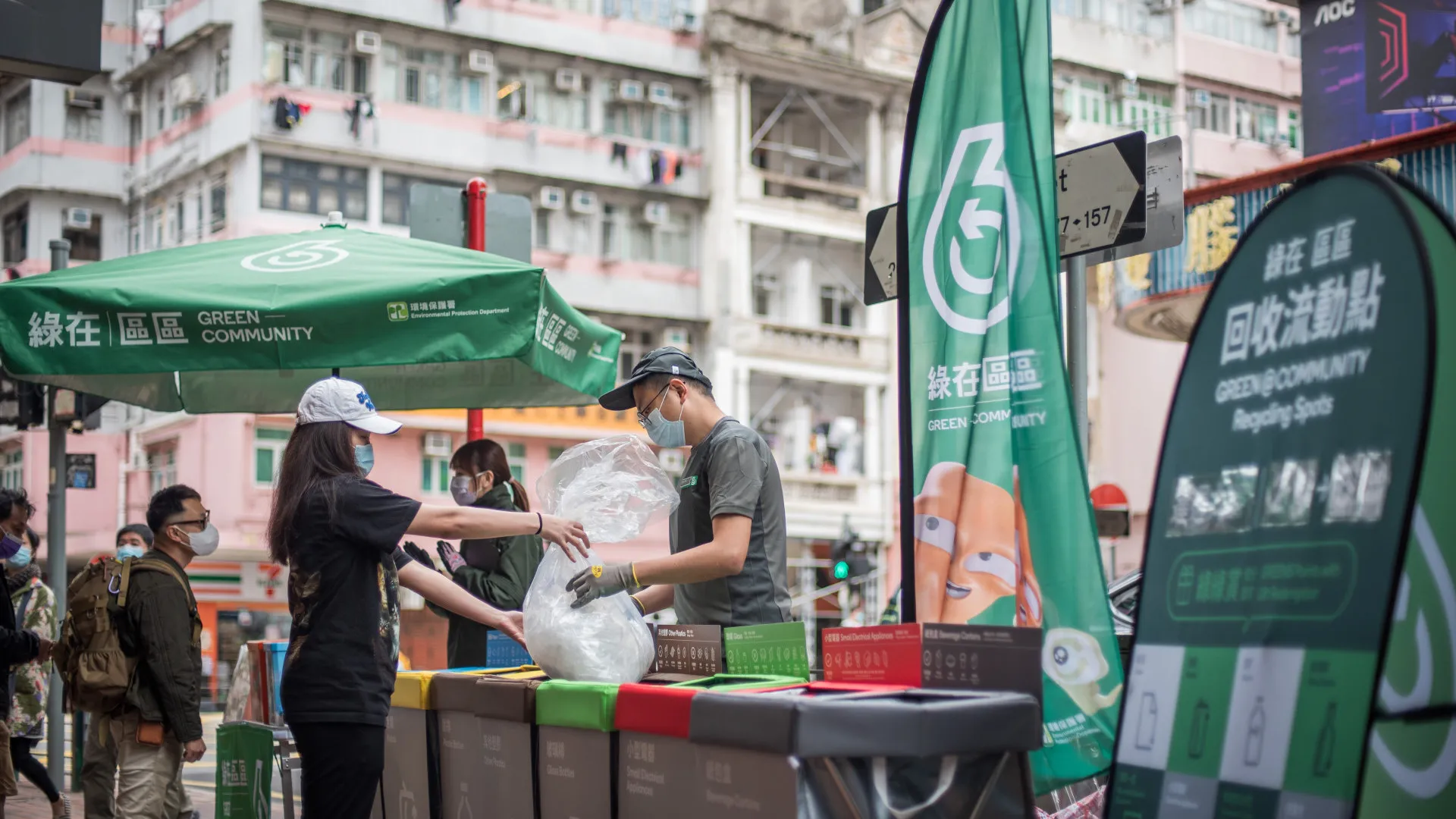 不同年齡層的市民一同參與分類回收
