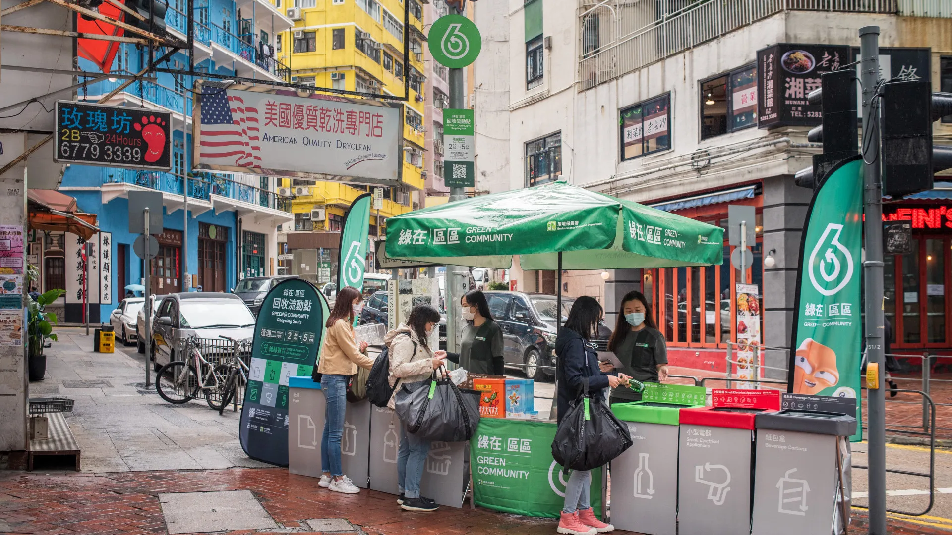 不同年齡層的市民一同參與分類回收